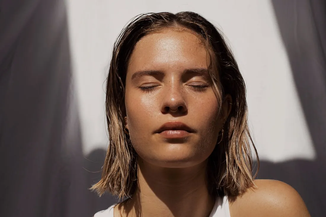 Rosto feminino em luz natural com lábios em destaque